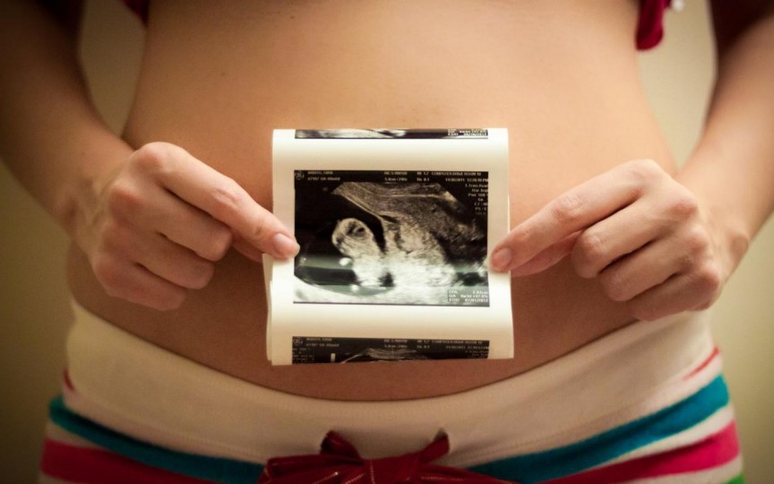 La 13 săptămâni de sarcină burtica devine mai vizibilă