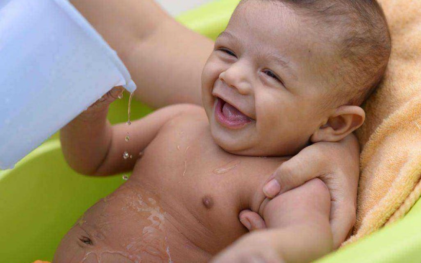 4 sfaturi de la pediatri privind protejarea bebelușului de caniculă