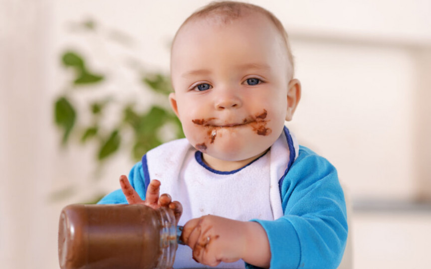 Ce facem când bebelușii nediversificați poftesc la mâncarea adulților? Le dăm să guste „de poftă”?