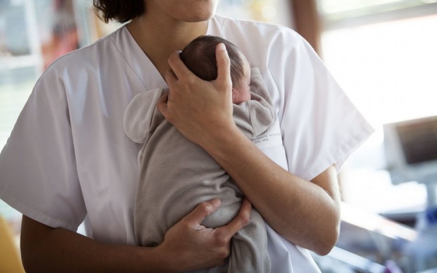 Maternitate obligată să achite despăgubiri pentru încurcarea nou-născuților