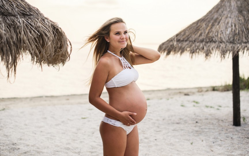 Ghidul femeii însărcinate pe plajă