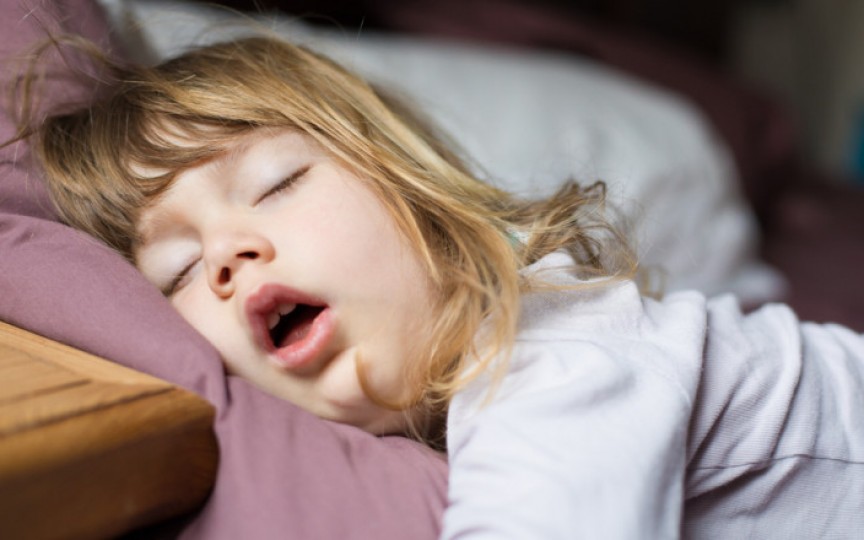 Când sforăitul copilului este un semn al sindromului de apnee în somn? Medicul ORL răspunde