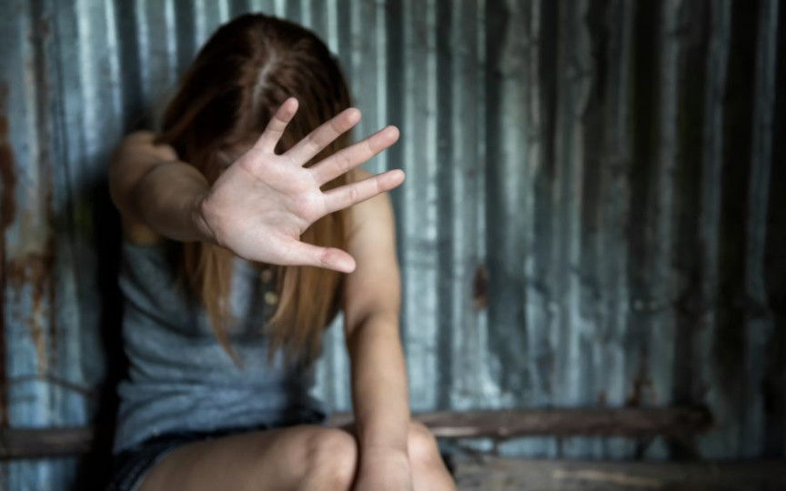 Tatăl vitreg și abuzatorul unei adolescente – reținuți pentru exploatarea ei sexuală