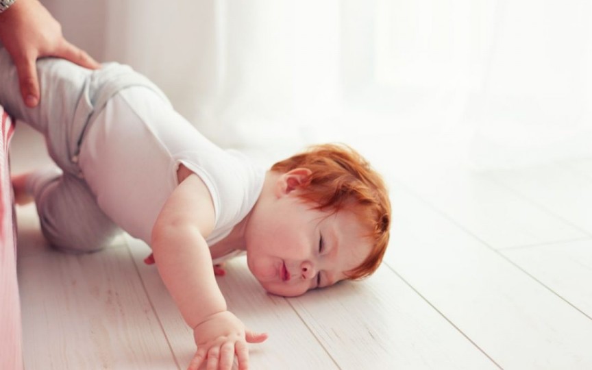 Ce trebuie să faci dacă bebeluşul cade din pătuţ şi se loveşte la cap? Medicul pediatru răspunde