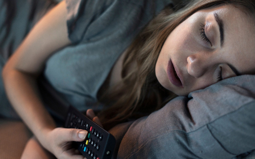 Dormitul cu televizorul pornit: un obicei aparent inofensiv care îți distruge somnul și sănătatea