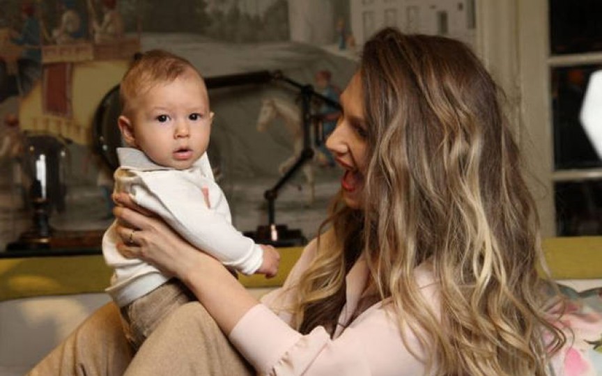 Adela Popescu răspunde criticilor că-și poartă bebelușul după ea, inclusiv în saloanele de frumusețe