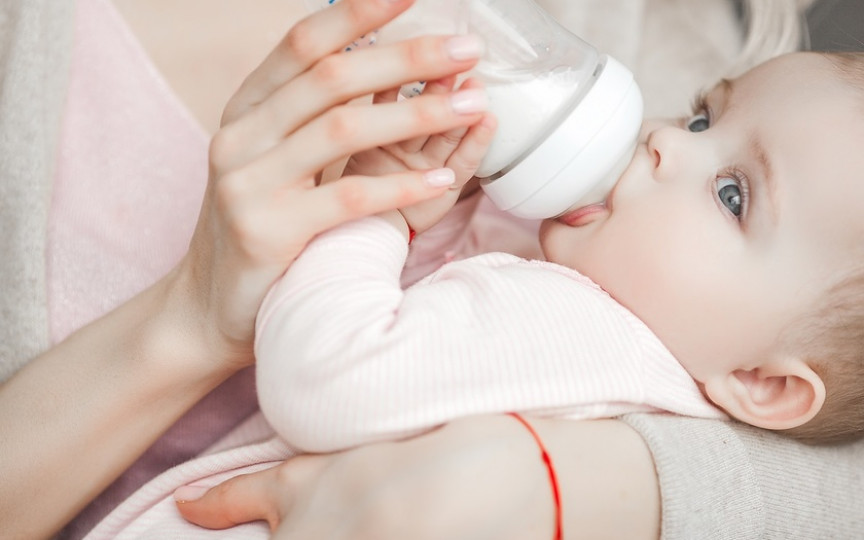 Cât timp poate fi bebelușul hrănit cu biberonul, fără a-i afecta dezvoltarea și sănătatea orală?