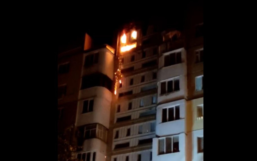 Incendiu în capitală: Etajul tehnic al unui bloc de locuit cu 10 nivele a luat foc