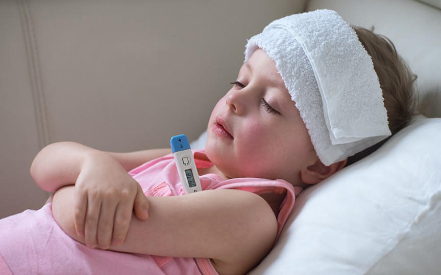 Cum se scade corect febra la copii – reguli de bază