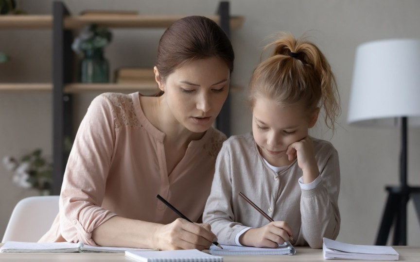 Cum motivăm copilul să-și facă temele? 6 sfaturi practice