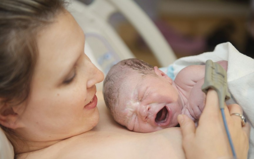 Medic neonatolog despre situațiile care impun separarea nou-născutului de mamă