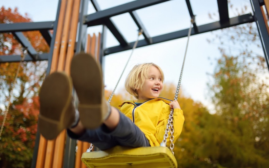 Ce măsuri de siguranță trebuie să aplici când mergi cu copilul la locul de joacă