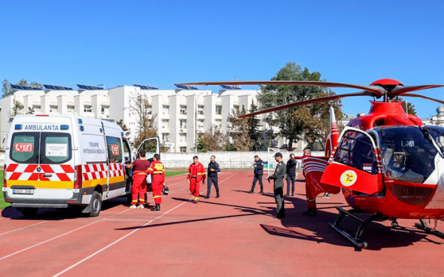 Copil cu o boală genetică rară, transportat la Iași de urgență, cu elicopterul SMURD