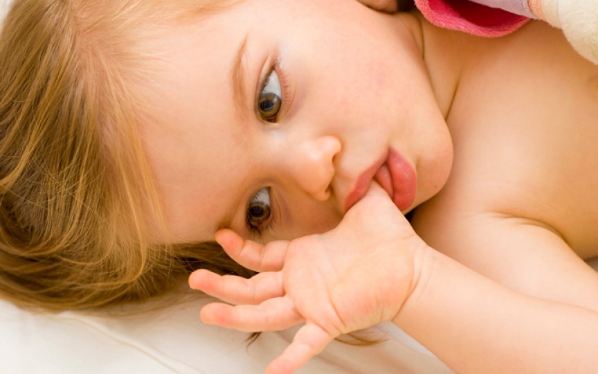 Suptul degetului la copii - dăunător sau nu? Explicația medicului