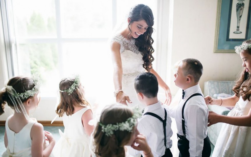 Emoționant: O profesoară și-a invitat elevii la propria nuntă