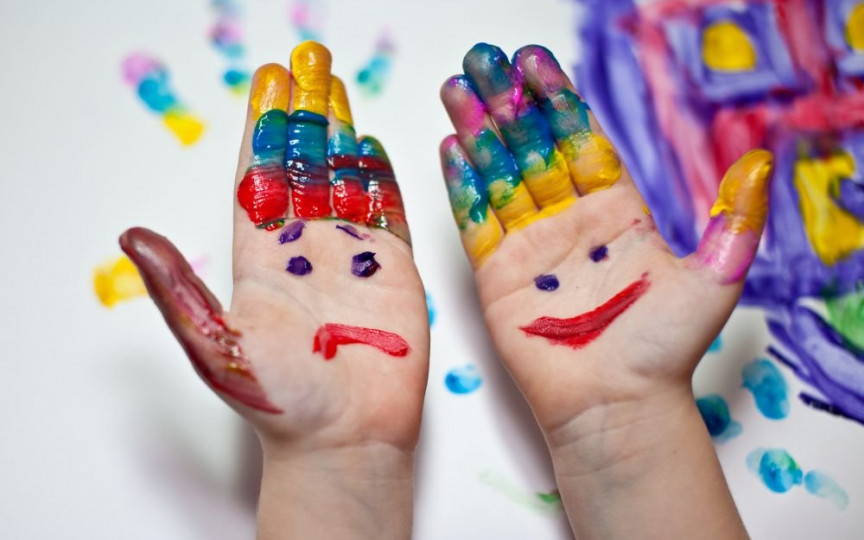 Terapia prin joc și artă – ce beneficii are asupra sănătății emoționale a copiilor