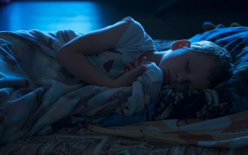5 sfaturi pentru a-ți ajuta copilul să doarmă mai bine vara