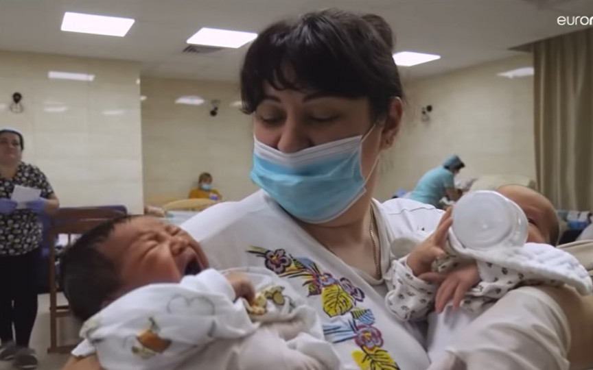 Subsolul unei maternități surogat din Kiev transformat în orfelinat. Circa 20 de bebeluși nu pot fi luați acasă de părinți (video)