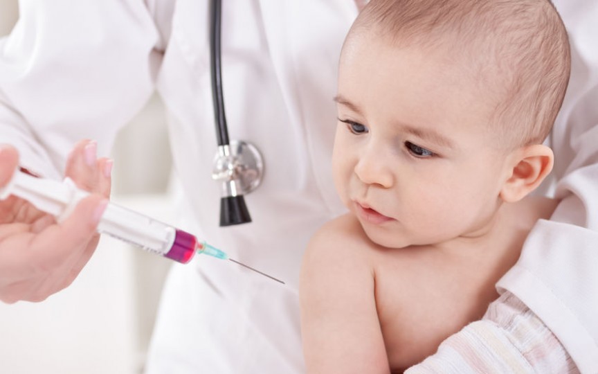 Bebeluşii simt mai puţină durere la vaccinare dacă li se dă zahăr înainte