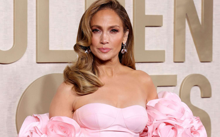 Jennifer Lopez, ținută provocatoare pe covorul roșu. Vedeta face furori la 55 de ani