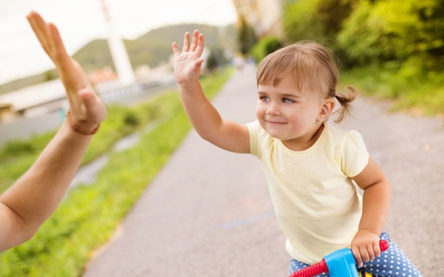 10 fraze magice pe care fiecare copil are nevoie să le audă de la părintele său