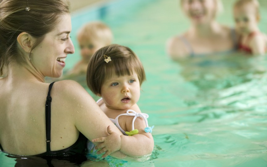 Când dăm copilul la înot? Iată ce zice pediatrul Komarovskii!
