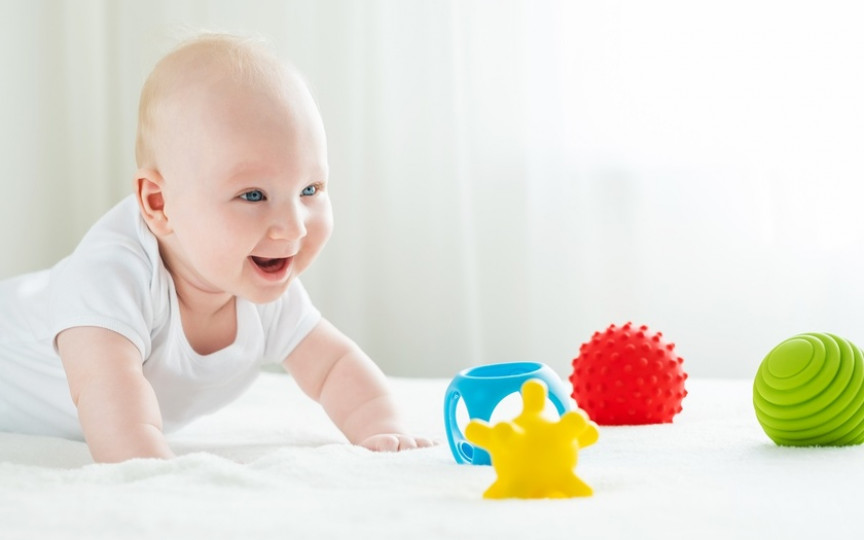 Exerciții pentru dezvoltarea armonioasă a copiilor între 4 și 6 luni