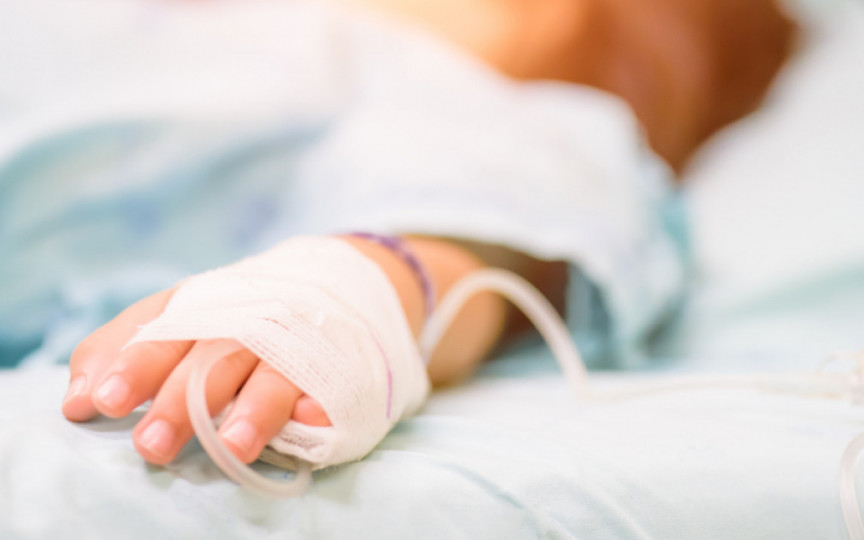 Un copil a fost rănit de o petardă care i-a explodat în mână. Medicii nu-i pot salva toate degetele
