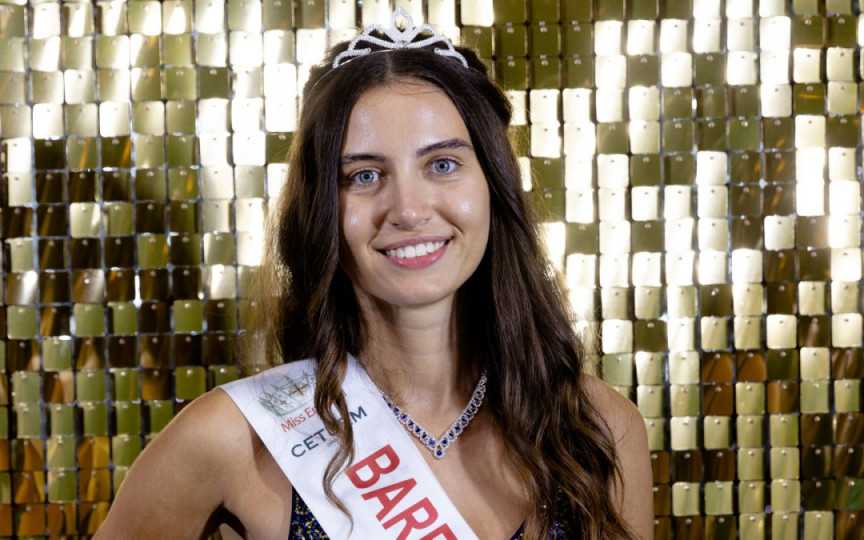 O finalistă a concursului Miss Anglia devine prima participantă din istorie care concurează fără machiaj