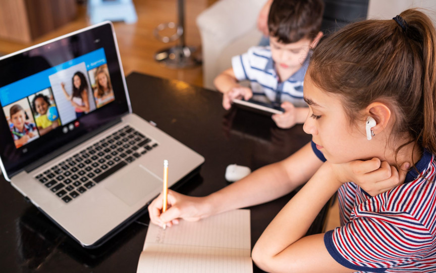Părinții cu copii de până la 12 ani care învață online, vor beneficia de zile libere plătite
