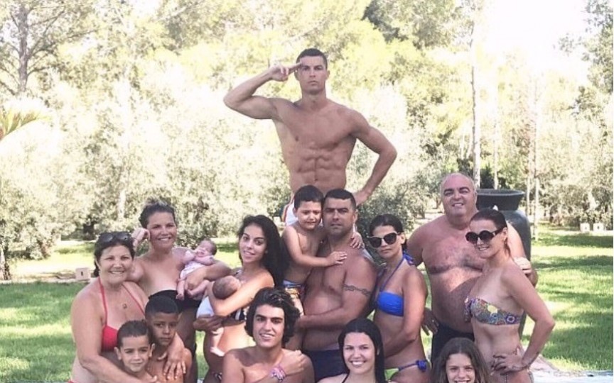 Fotbalistul Cristiano Ronaldo a făcut publică prima fotografie cu familia sa