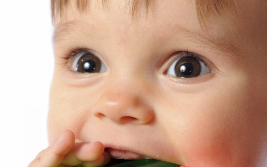 11 pași pentru a-ți liniști copilul când îl dor gingiile