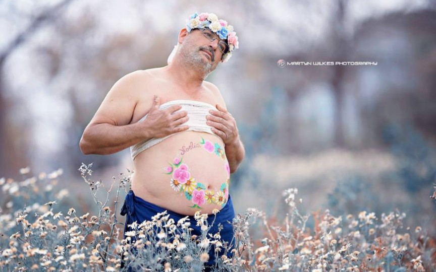 Un bărbat cu burta plină cu bere a parodiat ședințele foto cu gravide