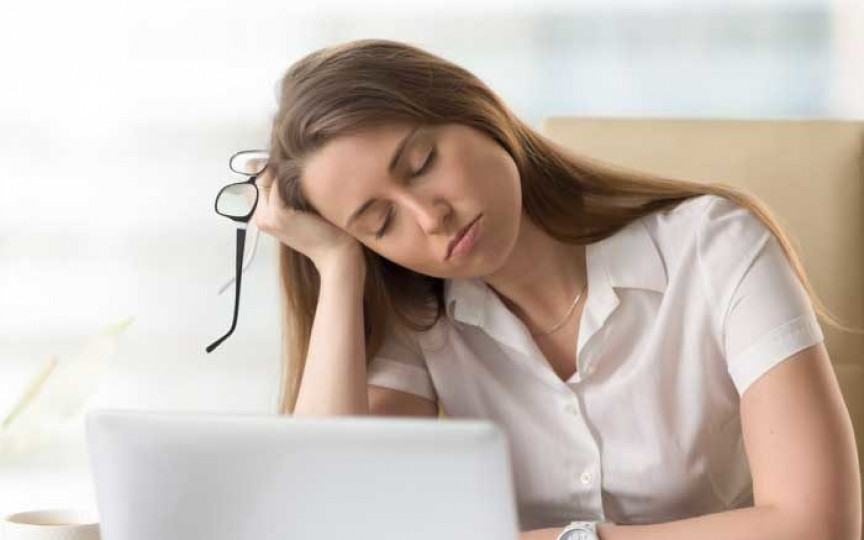 Cum îți dai seama că nu dormi suficient? „40% dintre adulți afirmă că somnolența din timpul zilei interferă cu munca”