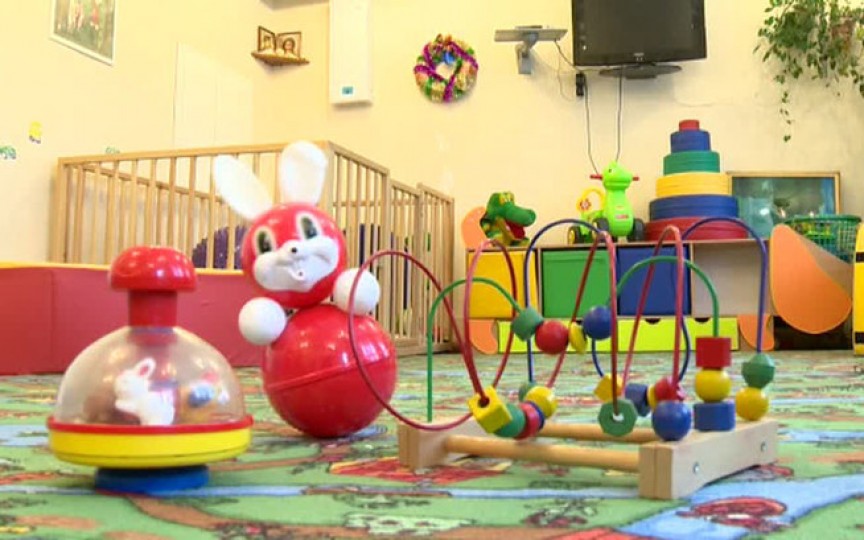 Asistent social blamat de mame fiindcă a încercat să asigure copiii de la grădiniță cu jucării
