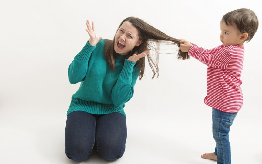 Cum disciplinezi copilul de 2 ani care te trage de păr când este nervos