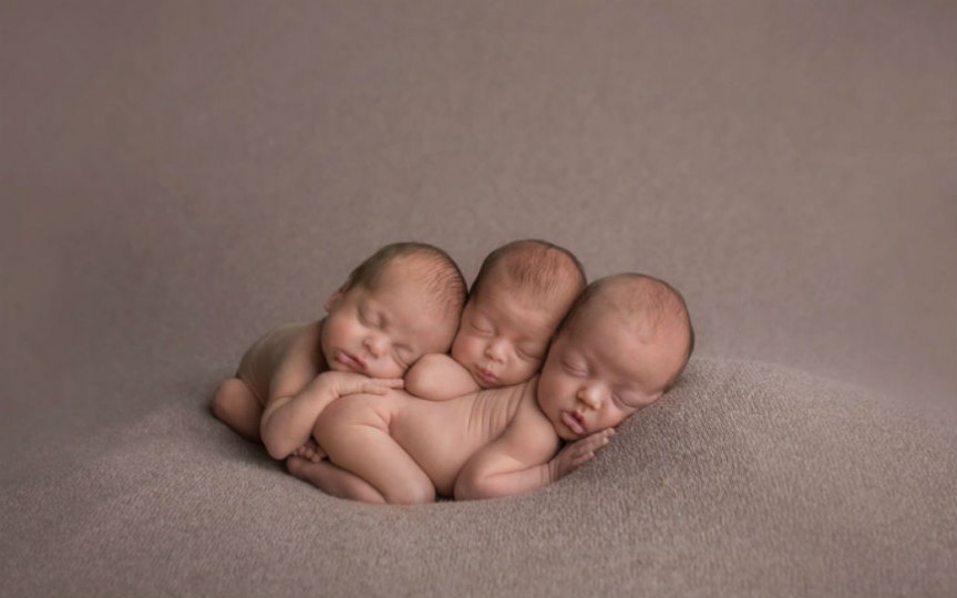 Părinții unor tripleți identici au găsit o metodă inedită cum să-i deosebească
