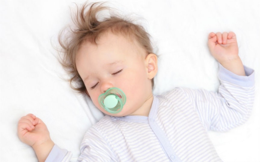 Cauzele de ce copilul tresare în somn și când trebuie să ne facem griji