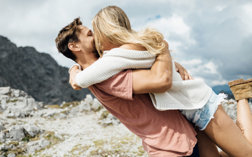 3 moduri în care poți „reaprinde scânteia” într-o relație cu o persoană iubită