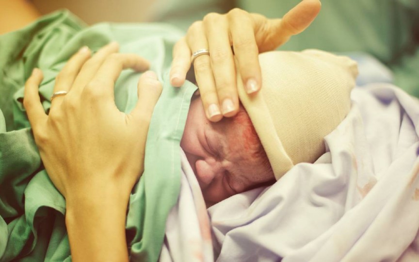 Prin ce diferă bebelușii născuți pe cale naturală de cei născuți prin cezariană