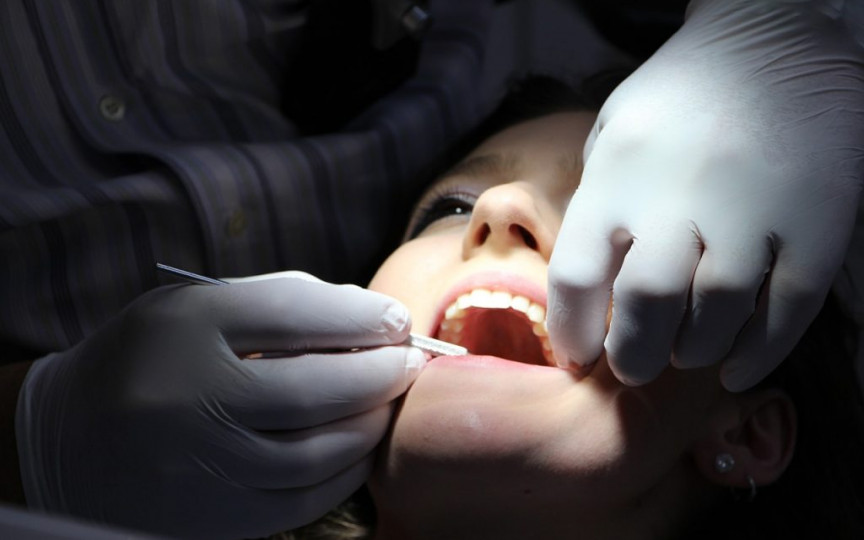 Un dentist a scăpat un ac de 4 cm în gâtul unei paciente. Femeia a fost operate de urgență
