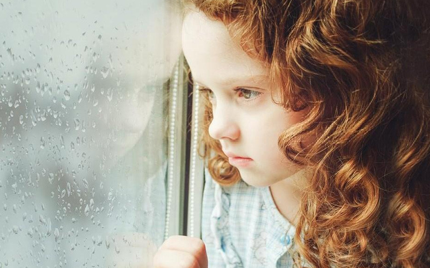 12 semne că un copil își ascunde emoțiile — ce trebuie să știe părinții