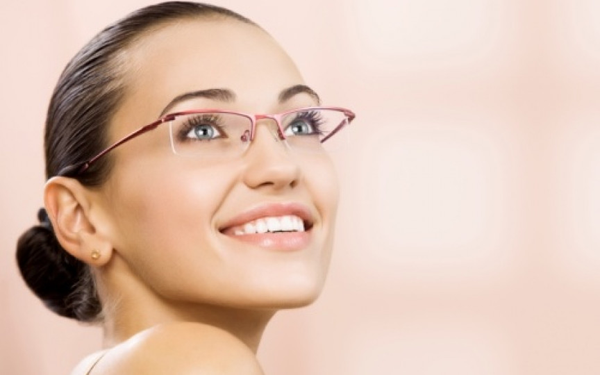 Cum alegi ramele de ochelari care îţi complimentează perfect trăsăturile?