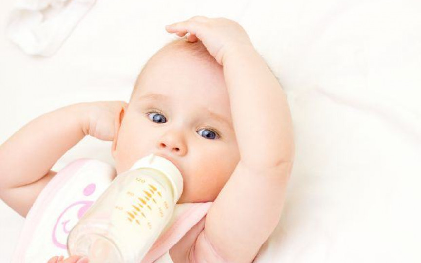 Cum ar trebui să arate programul de hrănire cu lapte praf al bebelușului de 4 luni