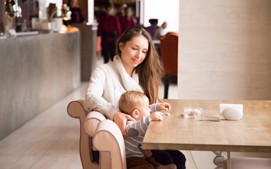 Cum să-i distragi bebelușului atenția la restaurant