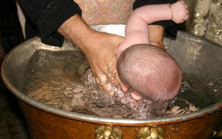 Raport de expertiză: Preotul din Suceava cercetat pentru decesul unui bebeluș după botez este nevinovat