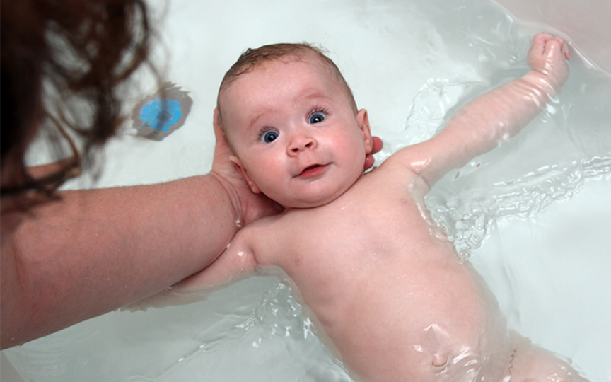 Facem baie bebelușului până îi cade ombilicul? Răspunsul pediatrului Komarovskii