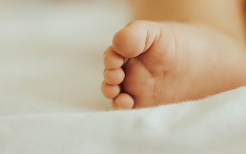 Povestea unei nașteri: Am născut natural o fetiță de 5 kg, iar medicii i-au rupt clavicula pentru a o putea scoate
