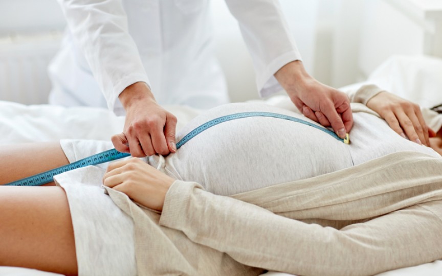 Medicii susțin că nu există niciun beneficiu pentru făt după termenul de 39 de săptămâni de sarcină