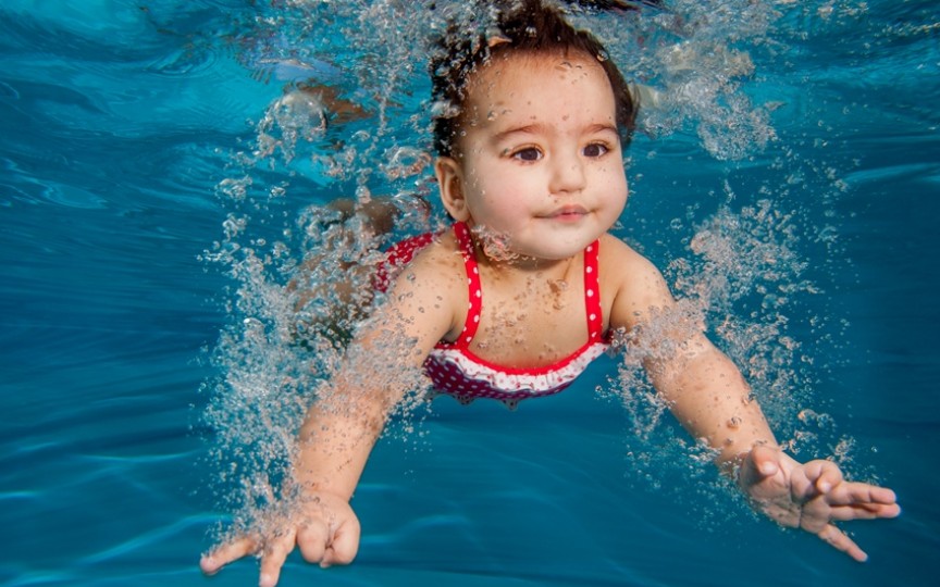 Tehnică extremă de învăţare a copiilor să înoate: aruncaţi în piscină, de la şase luni